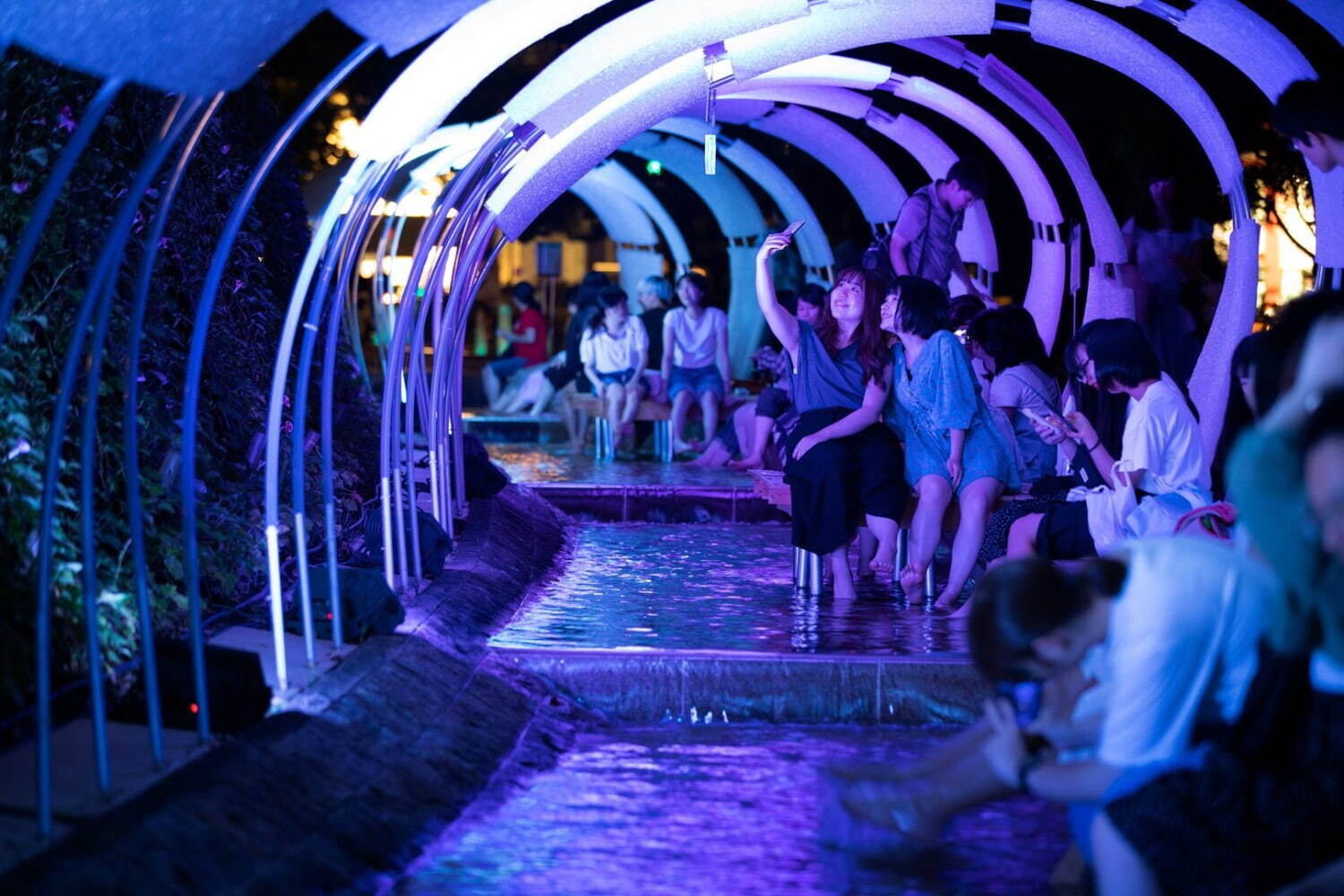 東京ミッドタウンの23年夏イベント、緑に囲まれたガーデンラウンジ＆“足水”で楽しむ夕涼み｜写真5