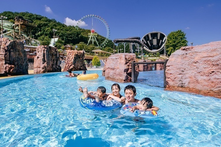 東京サマーランドの屋外プールがオープン、“日本最大級”流れるプールや巨大ウォータースライダー - ファッションプレス