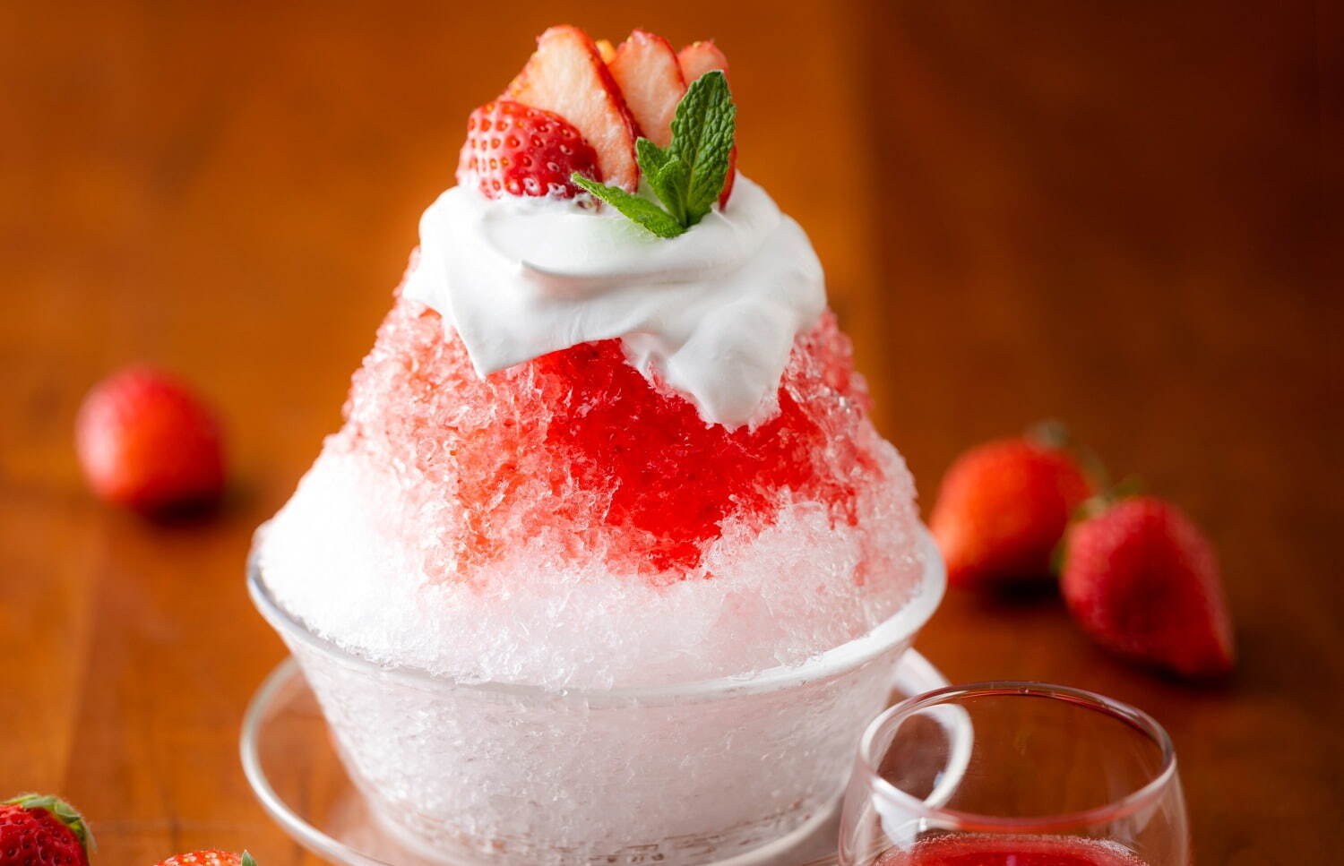 軽井沢マリオットホテル“夏苺と白桃”2種のかき氷、泡状のヨーグルトをトッピング｜写真2
