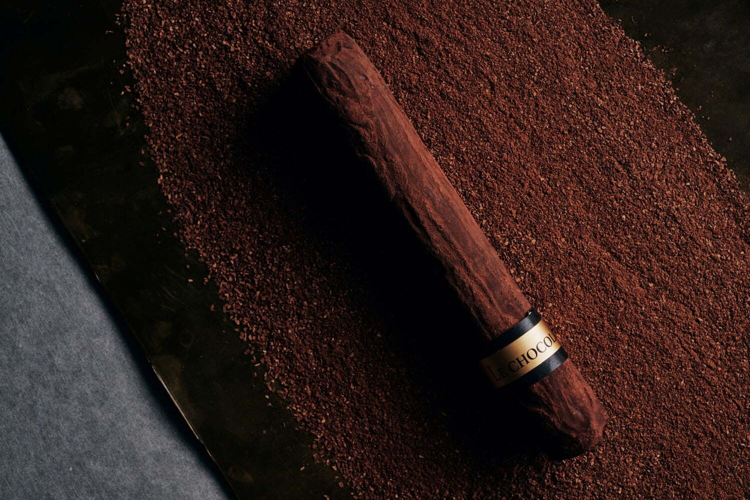 ル ショコラ ドゥ アッシュ23年父の日限定ショコラ、スモーキーな“葉巻型”ショコラ｜イオンタウン吉川美南