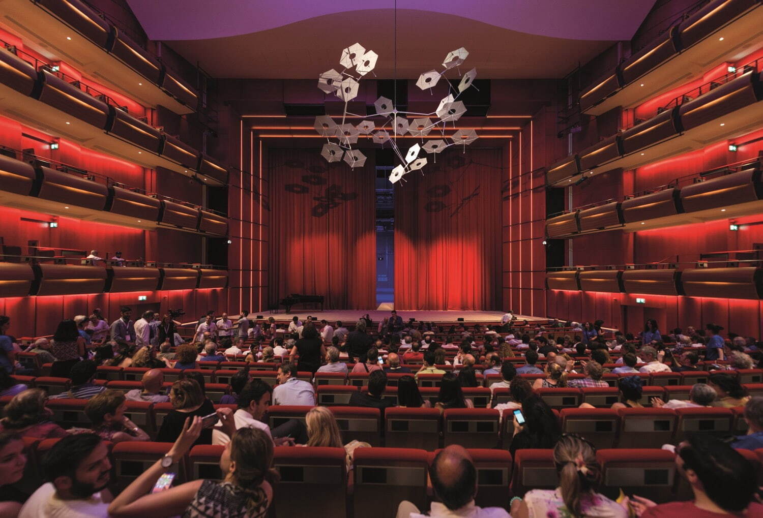 新宮晋《宇宙》(2016年)＋レンゾ・ピアノ「スタヴロス・ニアルコス財団文化センター」(2008-16年)、2016年 Ph: Dimitrakopoulos, George ©SNFCC