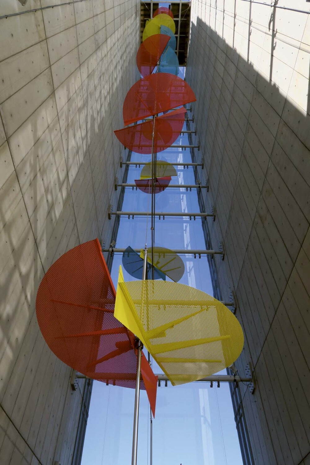 新宮晋《虹色の葉》(2021年)＋レンゾ・ピアノ「565ブルーム・ソーホー」(2014-19年)、2021年 Ph: Aono, Shoko ©Bizzi & Partners