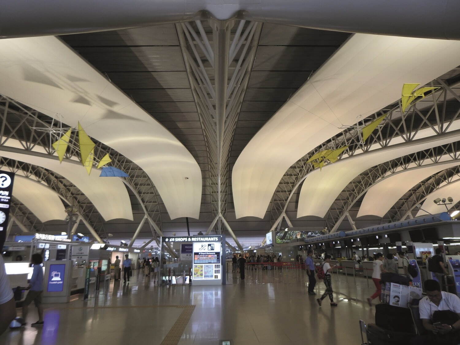 新宮晋《はてしない空》(1994年)＋レンゾ・ピアノ「関西国際空港旅客ターミナルビル」(1988-94年) 4F国際線出発フロア、2016年
撮影：石田俊二(RPBW) ©RPBW-Renzo Piano Building Workshop Architects