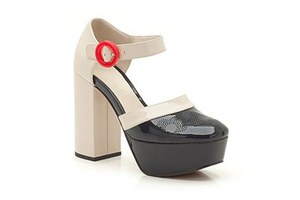 クラークス×オーラ カイリー、初コラボでシューズを発表