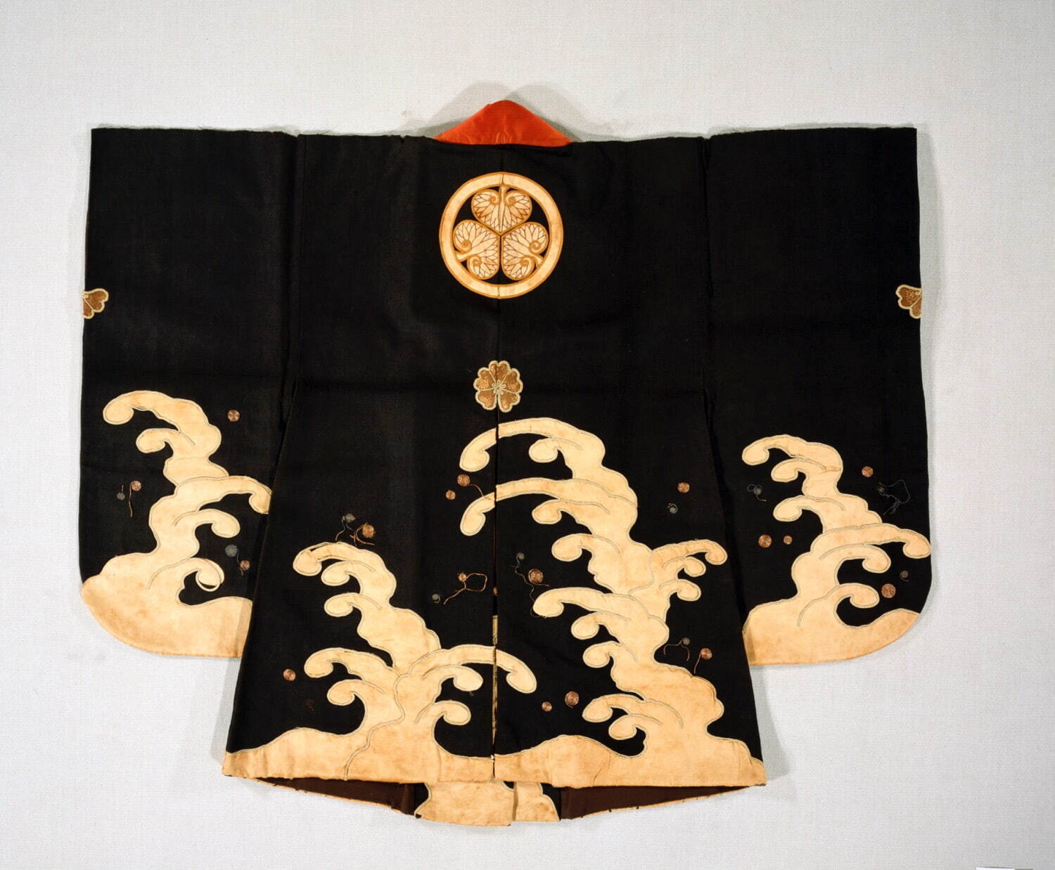 《黒羅背板地葵紋付波文火事羽織》 徳川綱誠(尾張家3代)着用
江戸時代　17世紀　徳川美術館蔵 ［6月29日(木)〜7月17日(月・祝)展示］