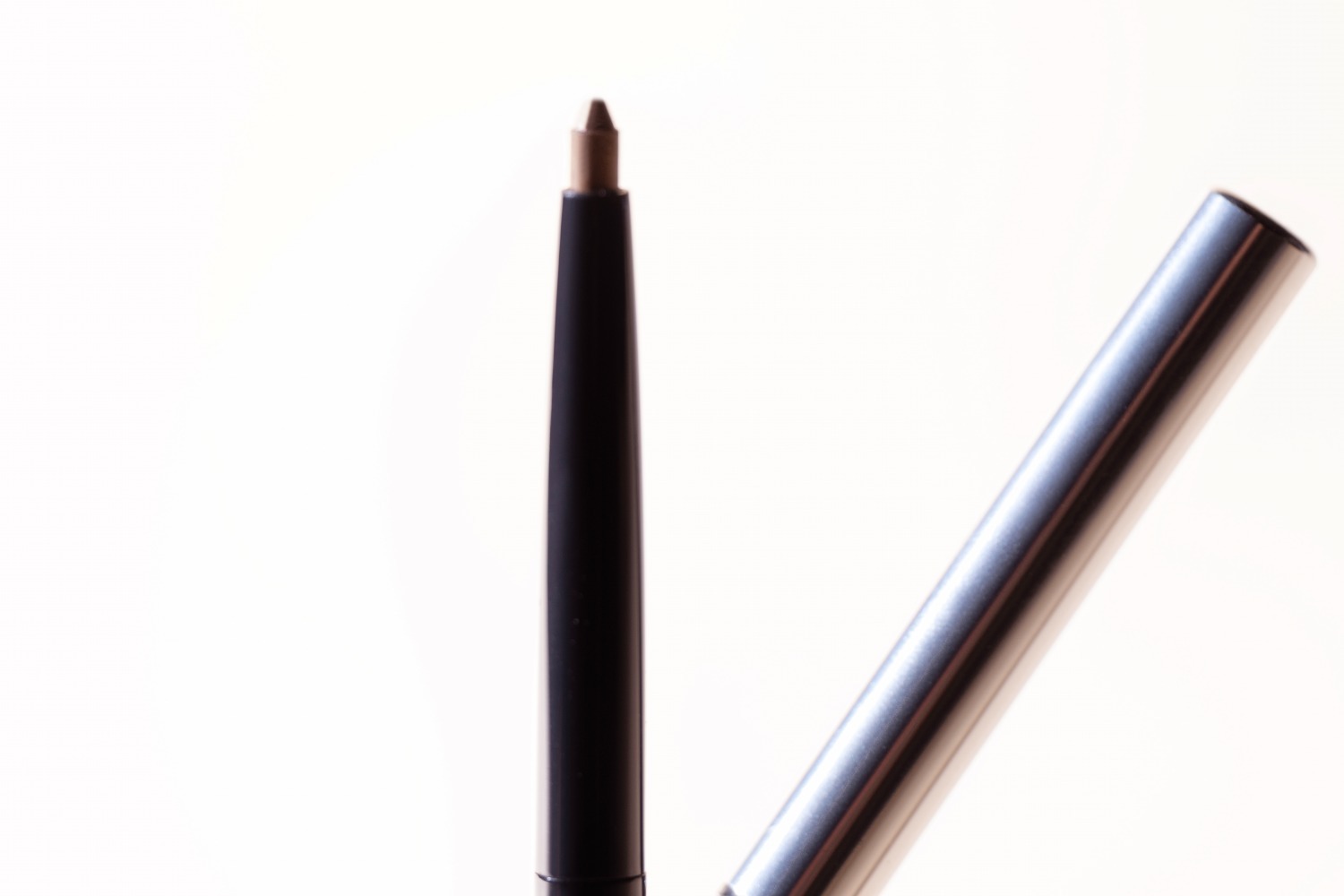 シスレー23年秋コスメ、人気アイライナーにゴールドラメ＆肌悩みをカバーするフェイスカラー新色