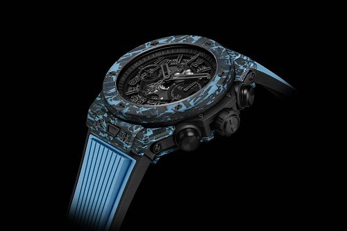 ウブロ“1点物”の限定腕時計「ビッグ・バン ウニコ」、鮮やかブルー×ブラックのカーボンケース