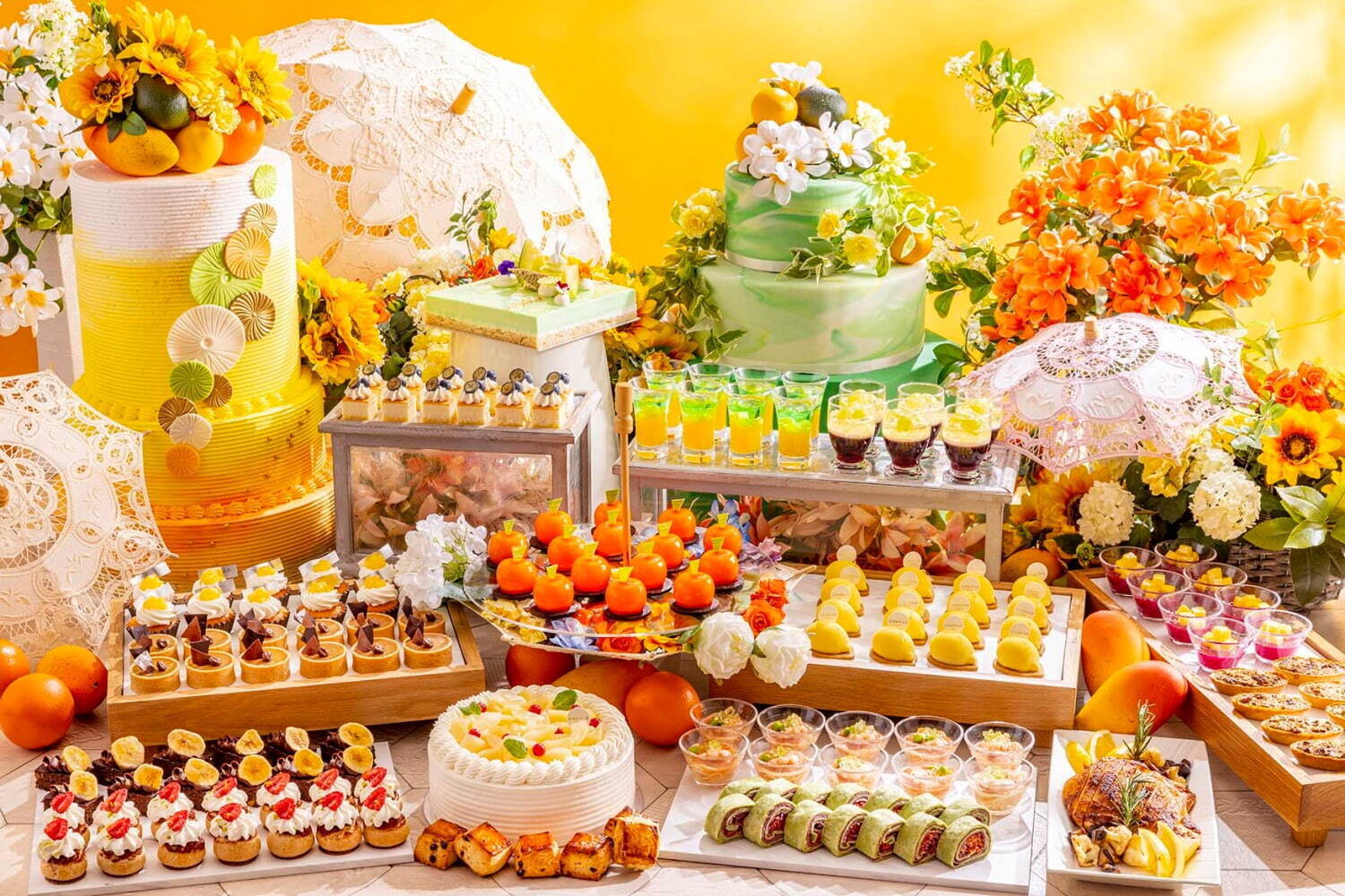 デザートビュッフェ｜コンラッド東京のスイーツビュッフェ「サマー・イン・カラー」旬のフルーツを使った華やかな夏スイーツ