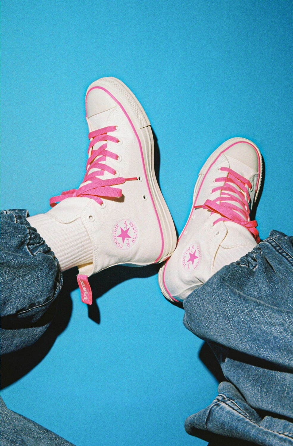 X-girl×コンバースのスニーカー、オールブラックのブーツ風＆ピンクが