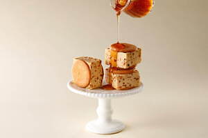 「ザ・メープルマニア」限定“極厚クリーム”の「メープルバターサンド」、京王新宿の新店で｜写真1