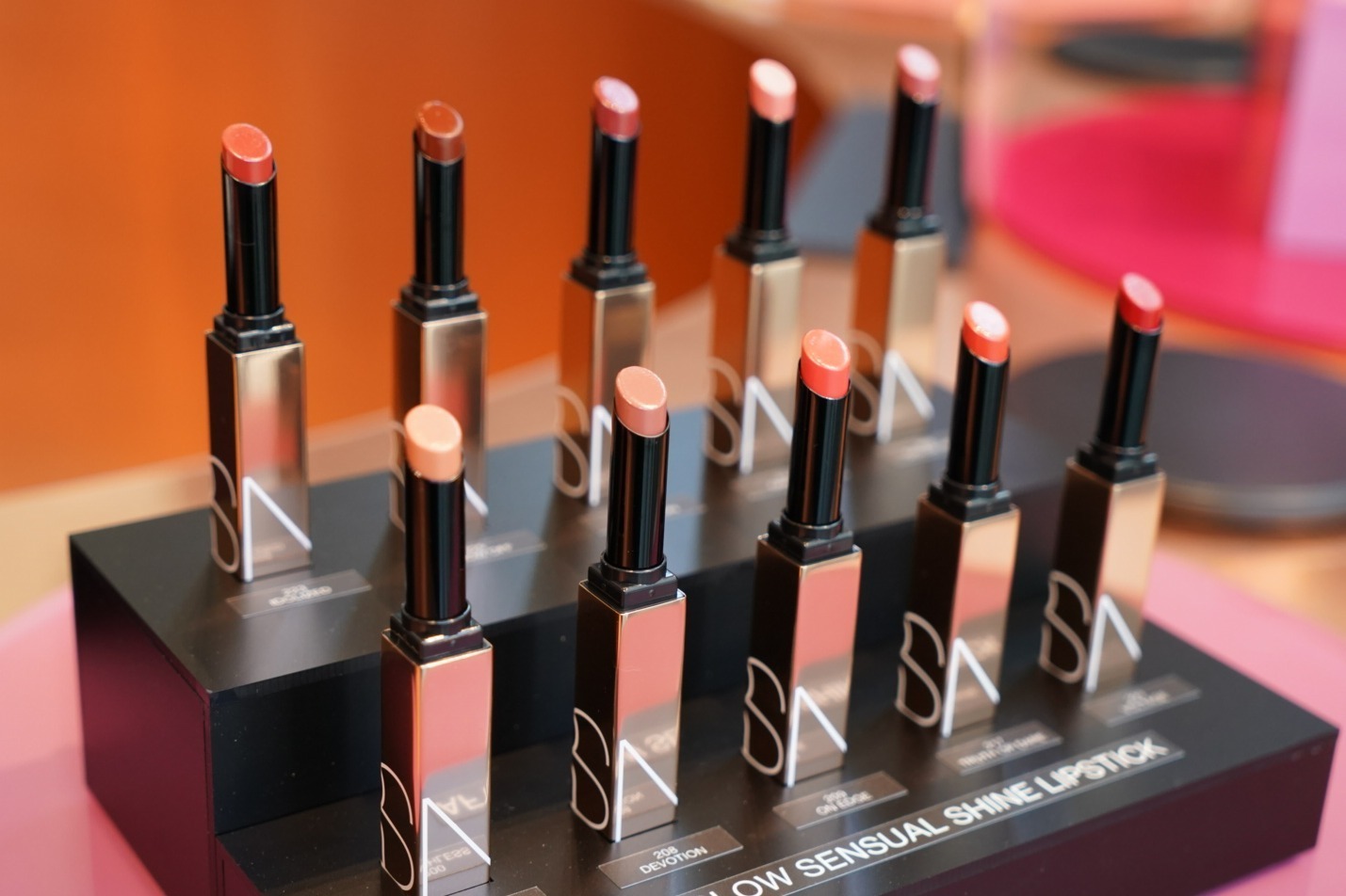 NARS23年秋コスメ「アフターグロー」“贅沢ツヤ感×高発色”叶えるリップやリキッドチーク