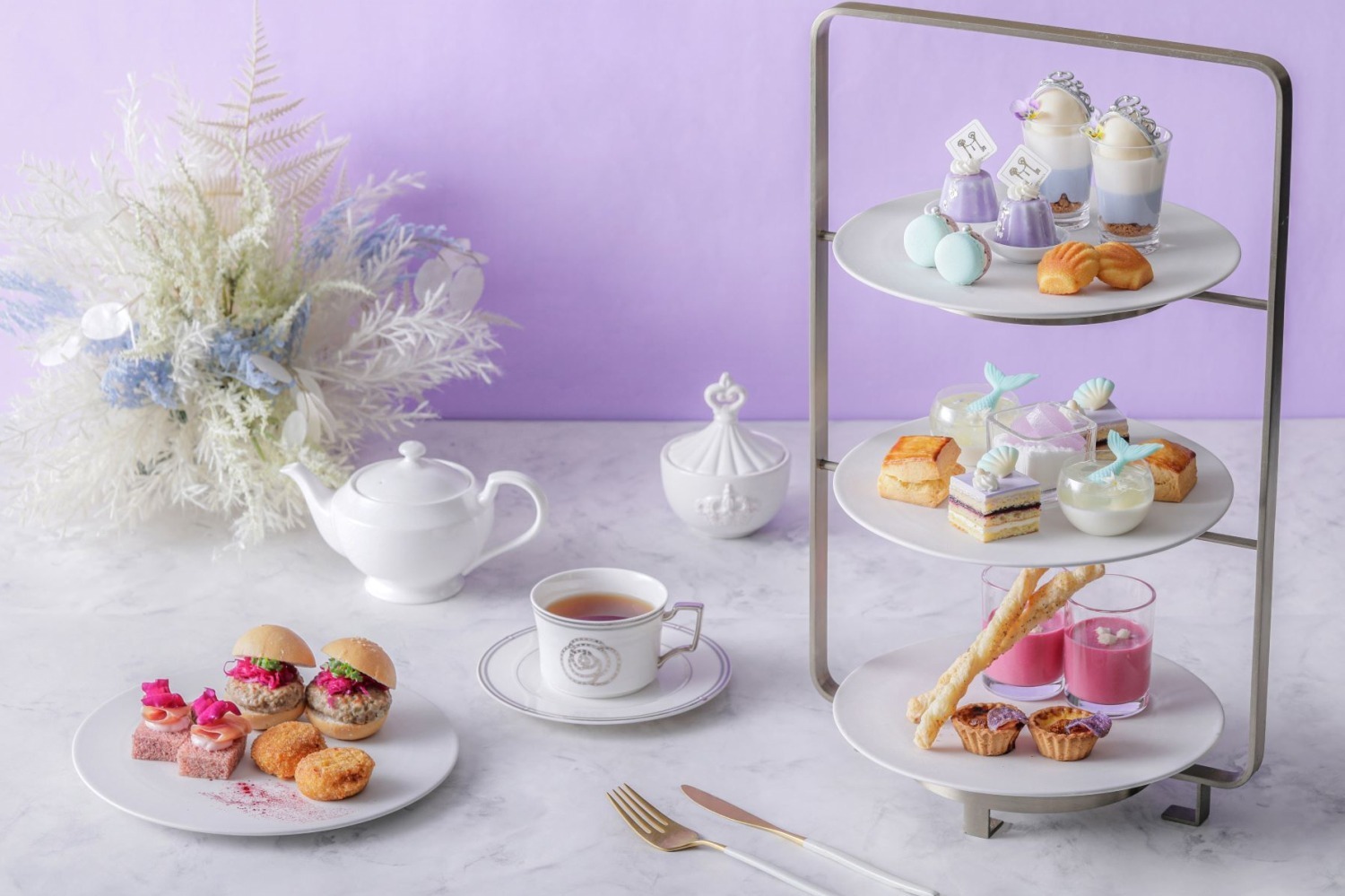 ブルーベリー｜ストリングスホテル 名古屋「マーメイド」着想のアフタヌーンティー、“貝殻”マドレーヌや海辺ムース