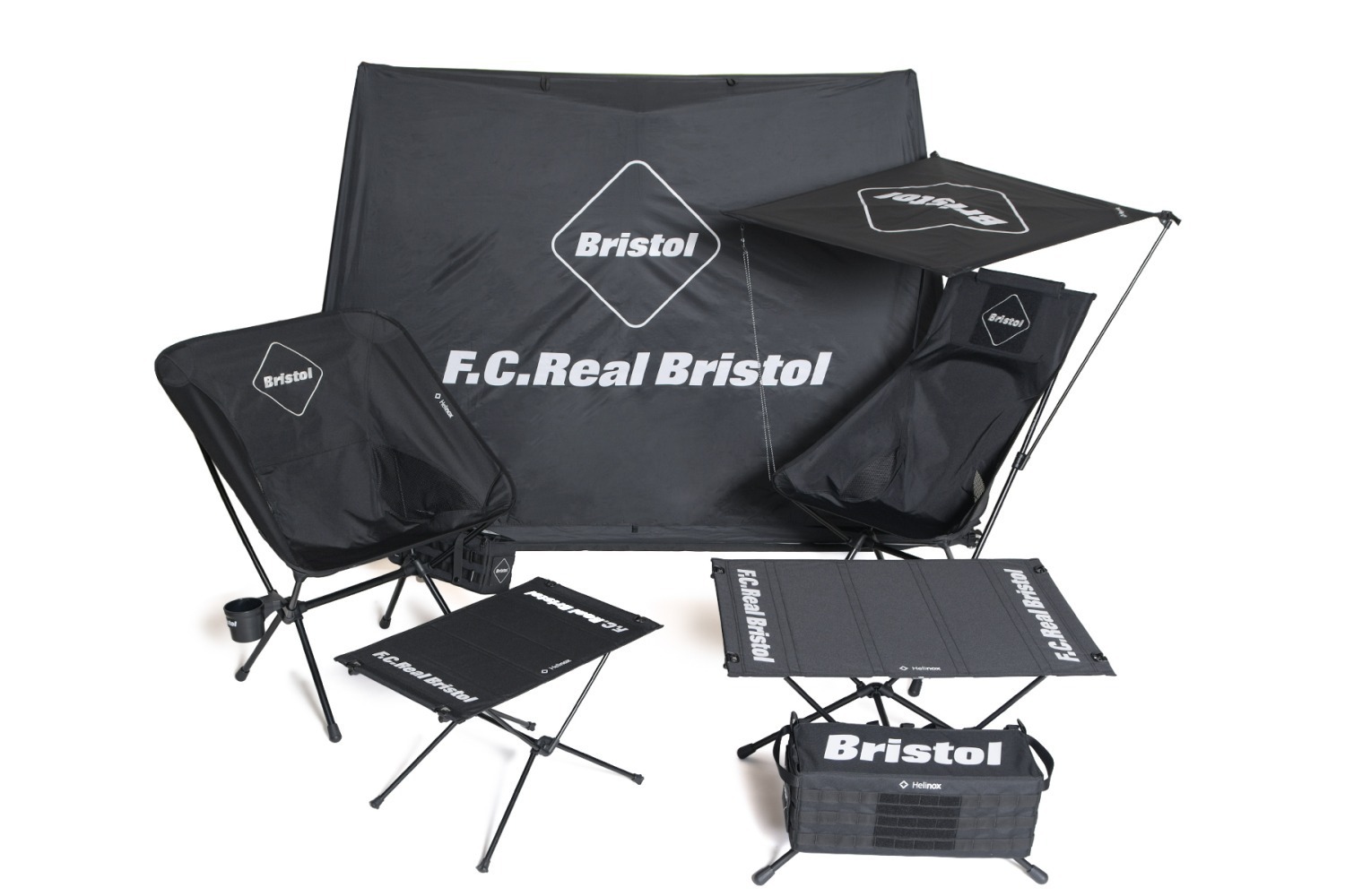 エフシーレアルブリストル×ヘリノックスのアウトドアギア、オールブラックのロゴ入りチェア＆テーブル