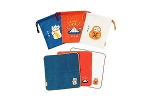 ビームスからハイタイド別注ハンカチ＆巾着袋、招き猫やダルマなど“縁起物”のカラフル刺繍
