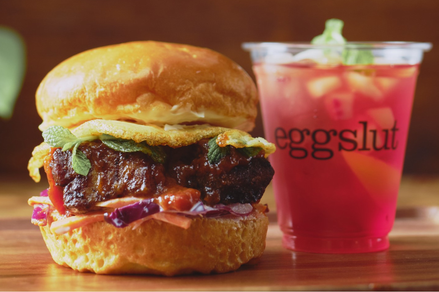 バーベキュー｜卵料理専門店「エッグスラット」夏限定エッグサンド、ピーチBBQソース×国産ポークのかたまり肉