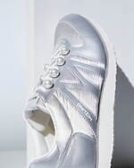 Mizuno MUVEIL パール シルバー コラボスニーカー MUVEIL×MIZUNO】パールが輝く上品スニーカー！ミュベール×ミズノ