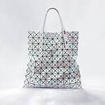 BAO BAO ISSEY MIYAKE新作、“貝殻”のような光沢トートバッグ＆カゴ風バッグ新色｜写真1