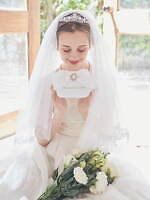 メゾン ド フルール"純白のウェディングドレス”着想の新作バッグ、レース生地×パール付きリボン｜写真4