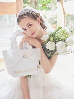 メゾン ド フルール"純白のウェディングドレス”着想の新作バッグ、レース生地×パール付きリボン｜写真2