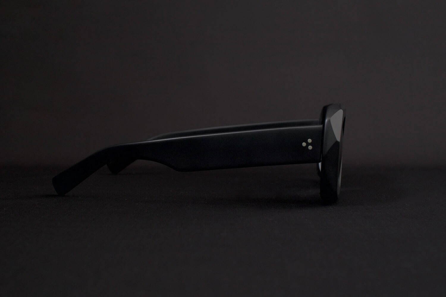 ジョン ローレンス サリバン×ブラン“肉厚フレーム”サングラス、多面体カッティングでシャープに｜写真5