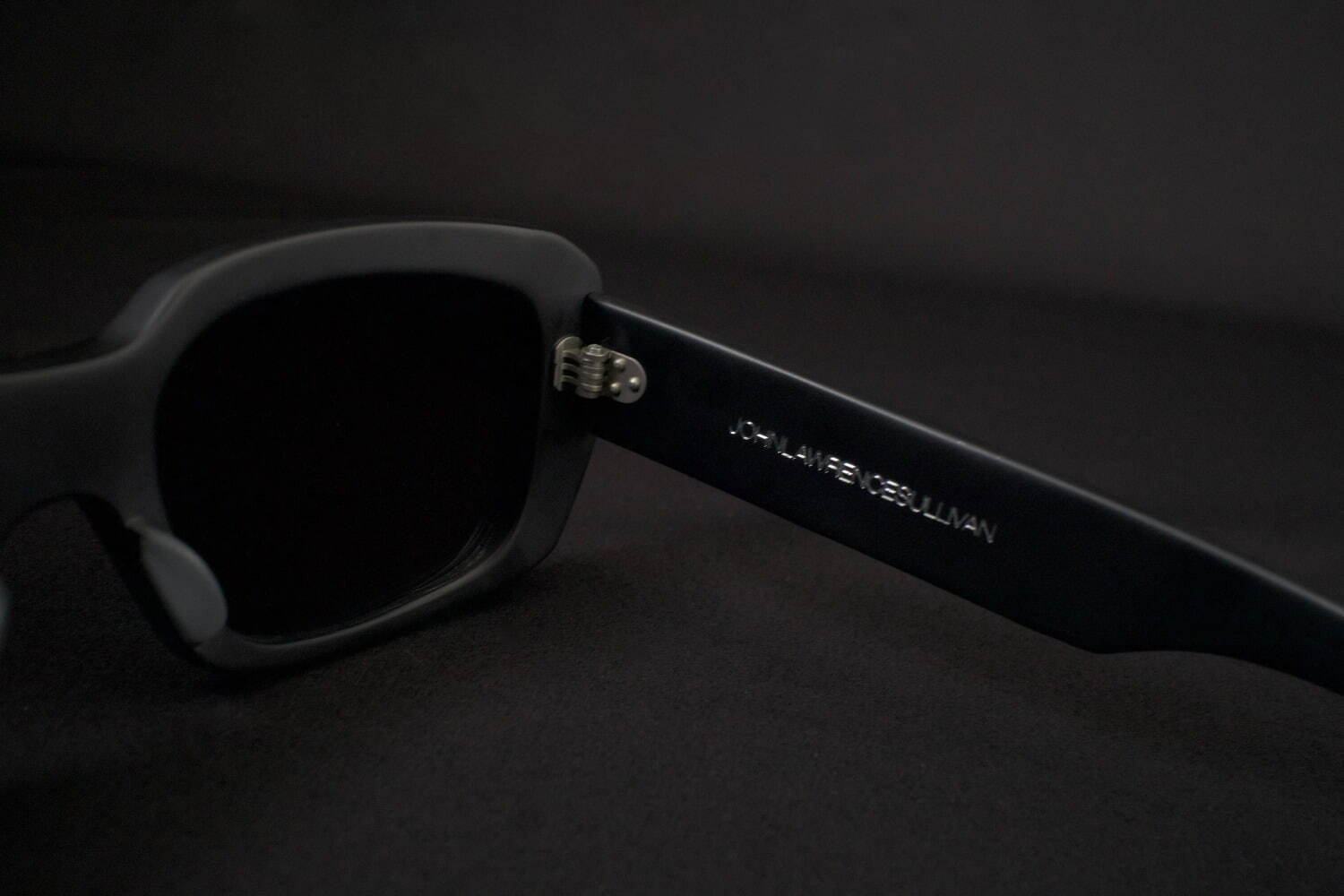 ジョン ローレンス サリバン×ブラン“肉厚フレーム”サングラス、多面体カッティングでシャープに｜写真9