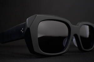 ジョン ローレンス サリバン×ブラン“肉厚フレーム”サングラス、多面体カッティングでシャープに｜写真7