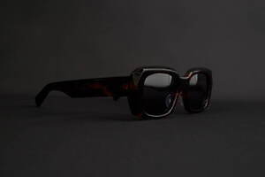 ジョン ローレンス サリバン×ブラン“肉厚フレーム”サングラス、多面体カッティングでシャープに｜写真2