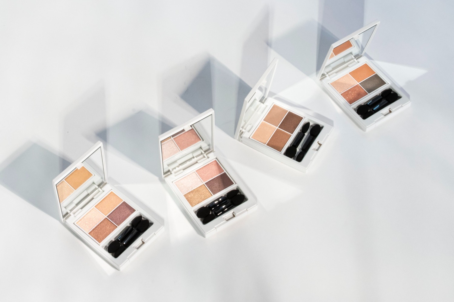 ナチュラグラッセ23年秋コスメ、“毎日使える”ベーシックカラー＆100％天然由来の4色アイパレット