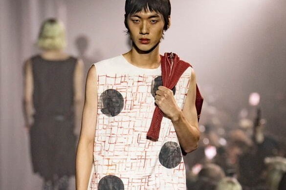 ラフ シモンズのアーカイブがスーパー エー マーケット 青山に集結、2023年春夏ウェアも