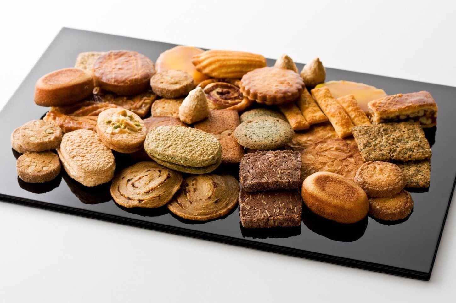 ダックワーズ｜フランス焼菓子専門店「ペシェミニヨン」東京・新丸ビルにオープン、マカロンやサブレなど全50種