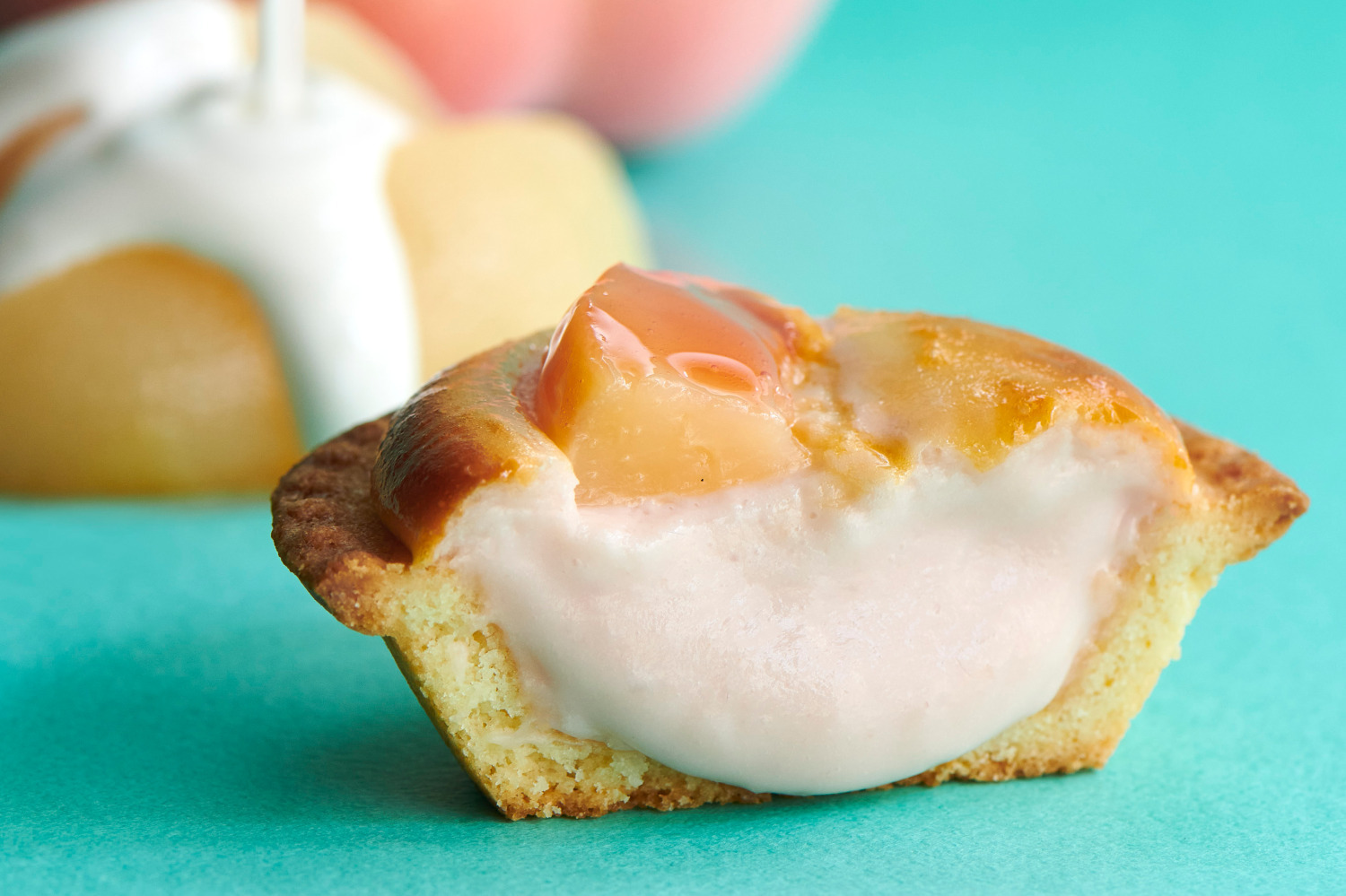 ベイク チーズタルト新作スイーツ、完熟白桃の果肉×“ギリシャヨーグルト”入りチーズムースの限定タルト