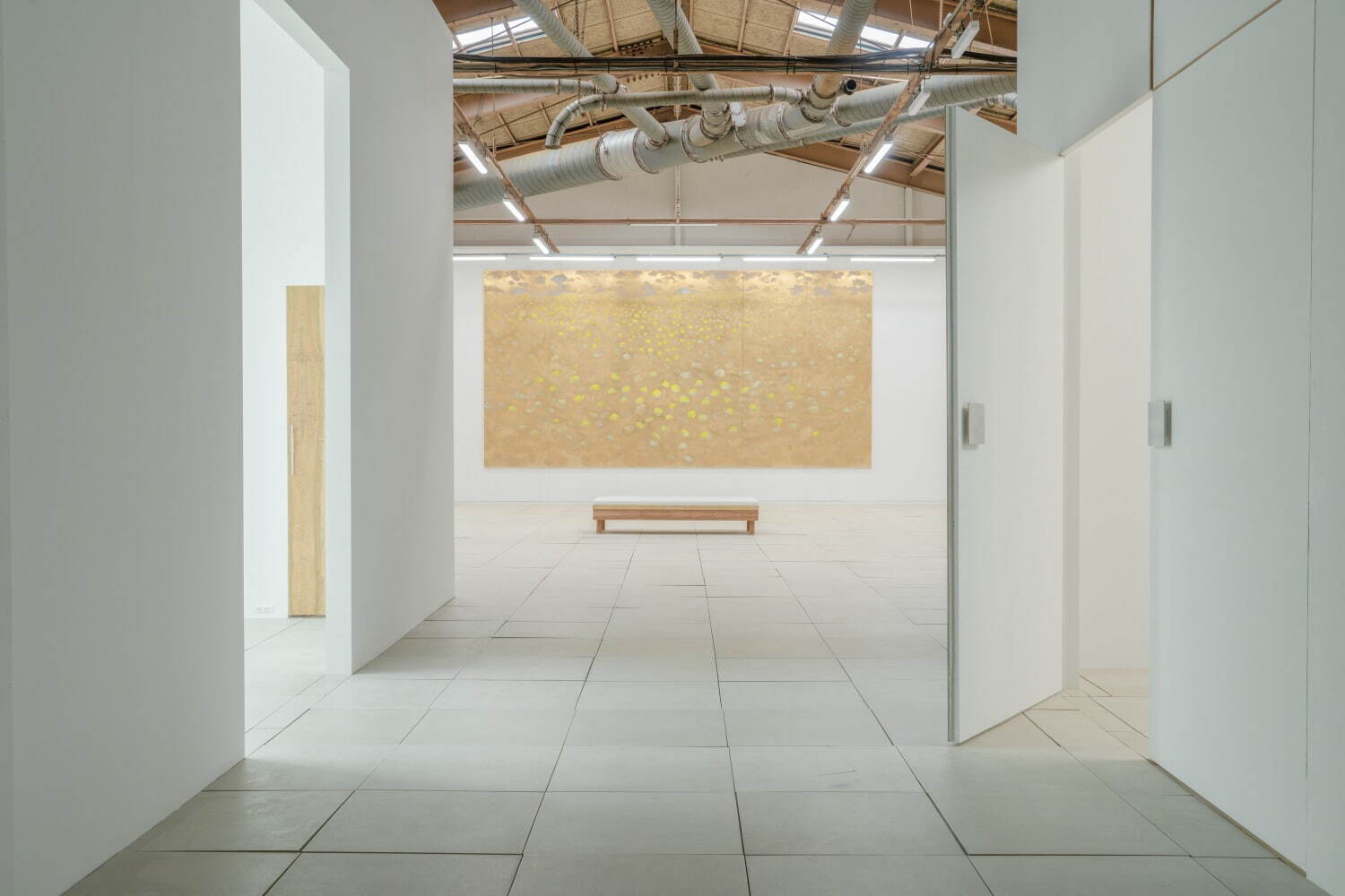 ユージーン・スタジオ／寒川裕人 EUGENE STUDIO Atelier iii《Yellow flower field drawing》2021 Oil, gouache, grease pencil on brass, 305×600cm © 2023 Eugene Kangawa