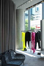 バレンシアガの期間限定ストアが東急プラザ銀座に、“TOKYO”ロゴ入りトートなど限定アイテムも｜写真20