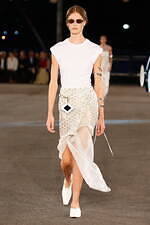 白Tシャツコーデ【2023】大人女子におすすめ！夏のおしゃれな着回し術を"スタイル別”に｜写真10