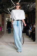 白Tシャツコーデ【2023】大人女子におすすめ！夏のおしゃれな着回し術を"スタイル別”に｜写真7