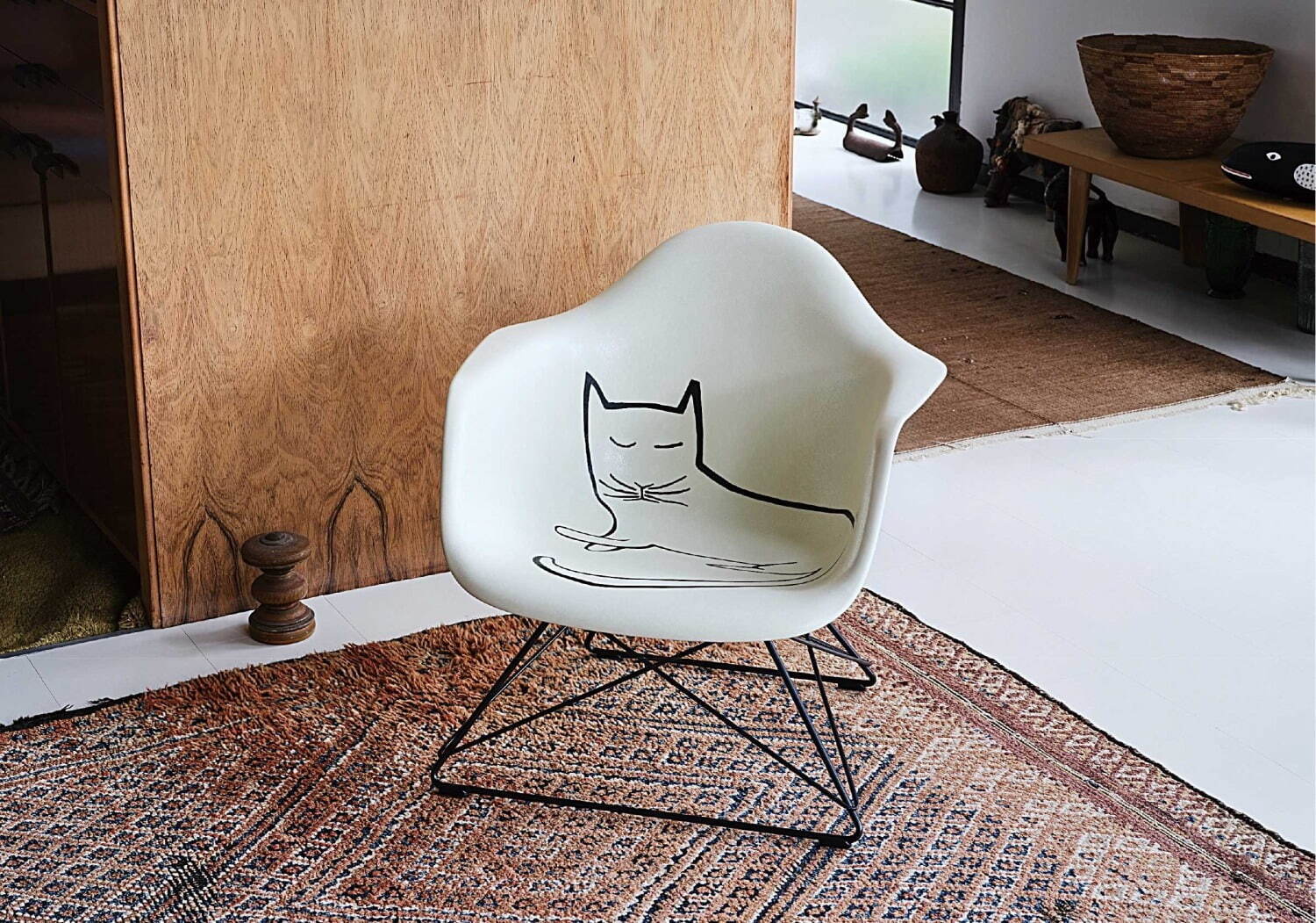 イームズ×ソール・スタインバーグ、眠り猫を描いた一点物のアームチェアが限定復刻｜写真1