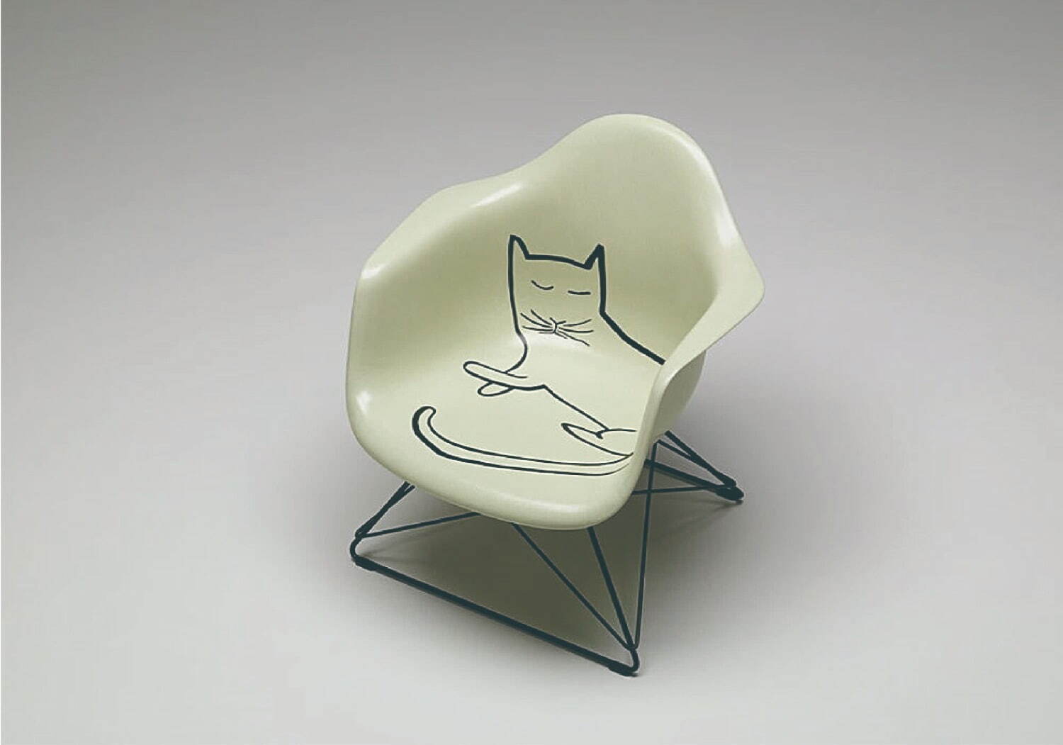 イームズ×ソール・スタインバーグ、眠り猫を描いた一点物のアームチェアが限定復刻｜写真4