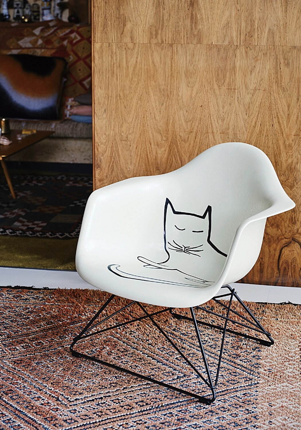 イームズ×ソール・スタインバーグ、眠り猫を描いた一点物のアームチェアが限定復刻｜写真3