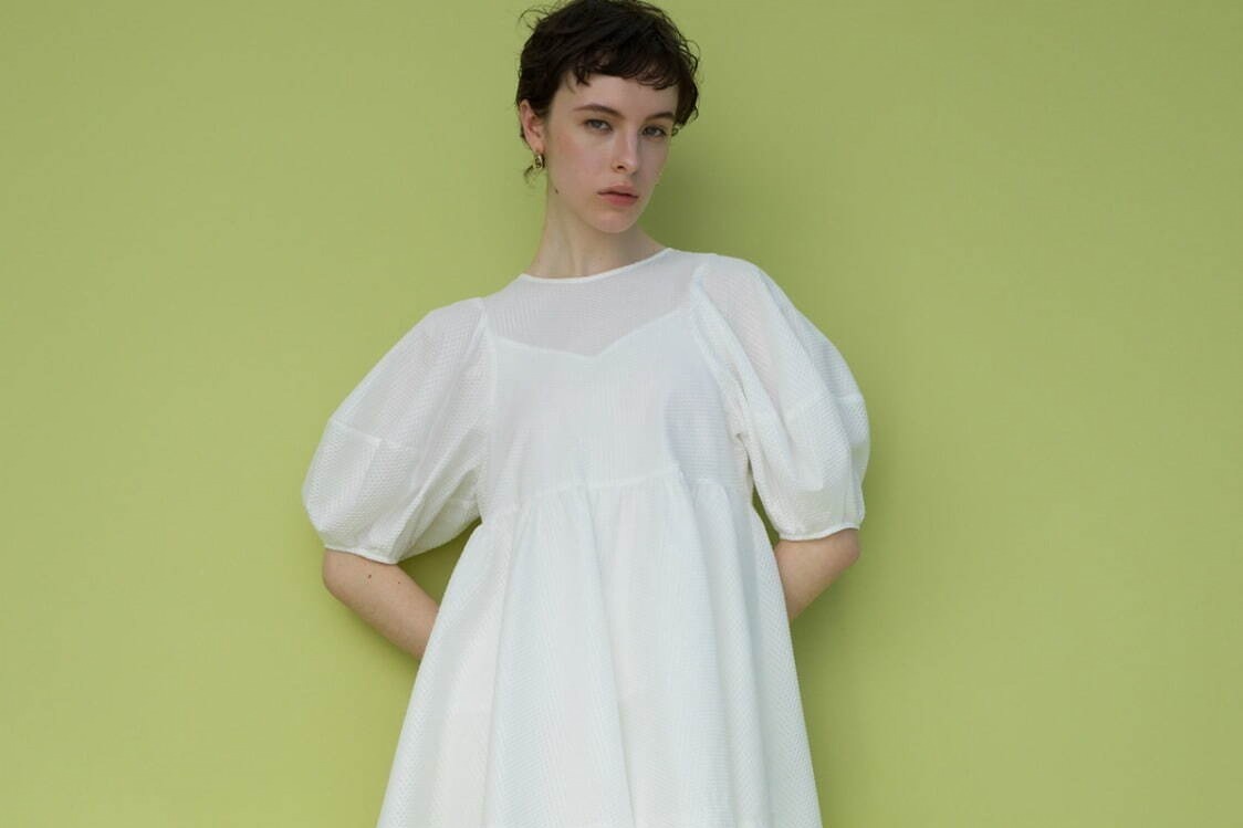 レイヤードスタイル｜白ブラウスのおすすめコーデ＜2023夏＞甘すぎない“きれいめ”スタイル＆着こなしのポイントも