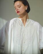 白ブラウスのおすすめコーデ＜2023夏＞甘すぎない“きれいめ”スタイル＆着こなしのポイントも｜写真1