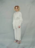 白ブラウスのおすすめコーデ＜2023夏＞甘すぎない“きれいめ”スタイル＆着こなしのポイントも｜写真3