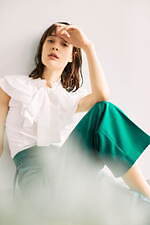 白ブラウスのおすすめコーデ＜2023夏＞甘すぎない“きれいめ”スタイル＆着こなしのポイントも｜写真7