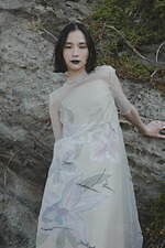 アメリ×ケイタ マルヤマ初コラボ、“ラフ画の花柄”ドレスや鉛筆画のセットアップ｜写真18