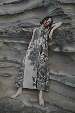 アメリ×ケイタ マルヤマ初コラボ、“ラフ画の花柄”ドレスや鉛筆画のセットアップ｜写真15