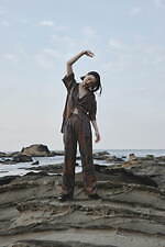 アメリ×ケイタ マルヤマ初コラボ、“ラフ画の花柄”ドレスや鉛筆画のセットアップ｜写真19