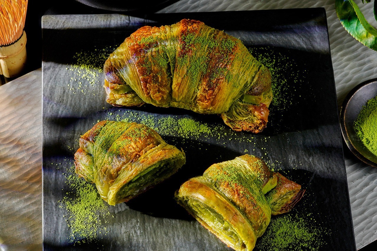 ベーカリー｜サンマルクカフェ×祇園辻利の「プレミアムチョコクロ」サクサク生地＆チョコが“抹茶尽くし”に