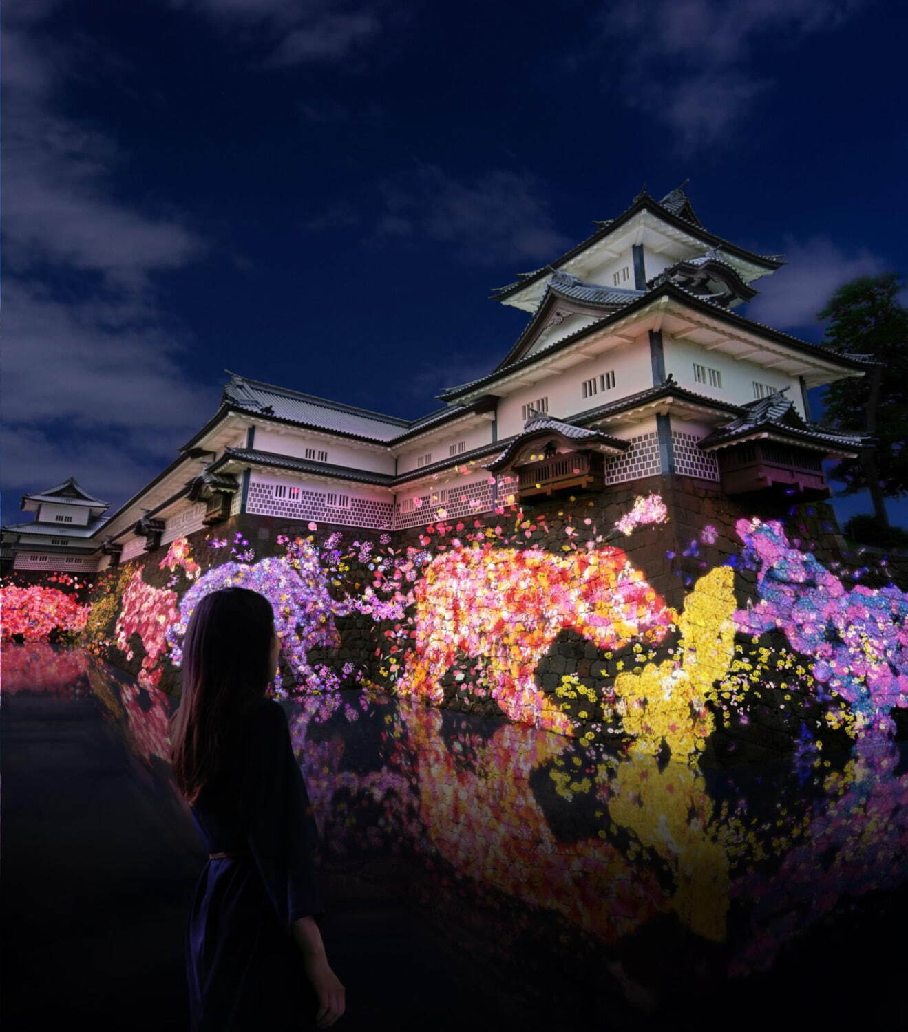 アート展「チームラボ 金沢城 光の祭」石川・金沢城公園で、花々が描く“石垣を歩く動物たち”など｜写真1