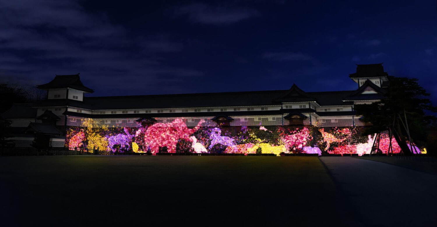 アート展「チームラボ 金沢城 光の祭」石川・金沢城公園で、花々が描く“石垣を歩く動物たち”など｜写真2