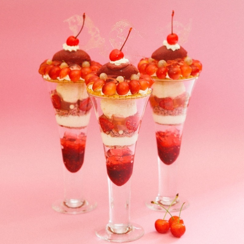 「Parfait de cerises～魅惑のチェリーパフェ～」2,500円、ドリンク付き 3,050円、テイクアウト 1,400円