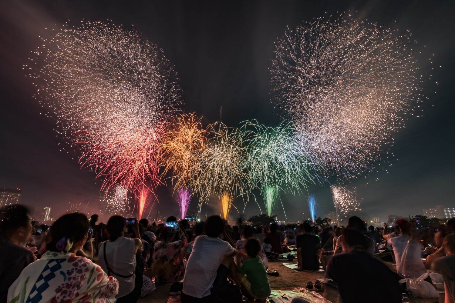 「足立の花火」2023年 - 東京・荒川河川敷で4年ぶりに花火大会、1時間に約15,000発を打ち上げ｜写真2